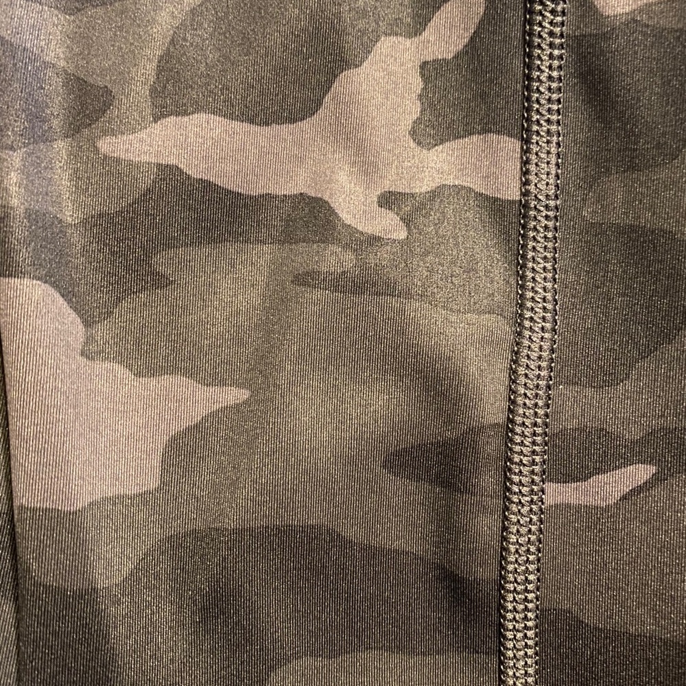 Athleta Ultimate Black Camo 7/8 Tight - Picture 11 of 14